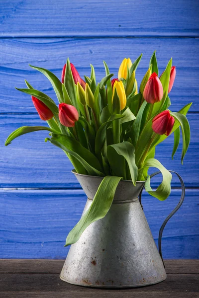 Kilka świeżych wiosną tulipany w wazonie wzór zardzewiały — Zdjęcie stockowe