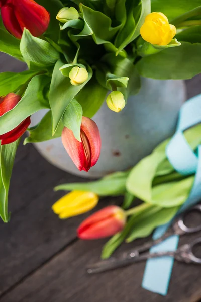 FResh spring bunch of tulips in vintage rusty vase — Stock Photo, Image