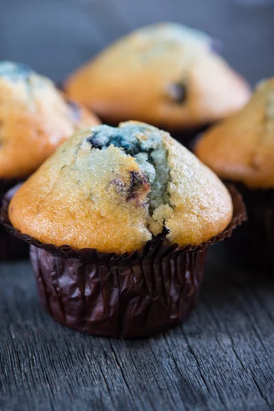 Muffins de mirtilo na mesa de madeira — Fotografia de Stock