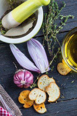 Sarımsak ve taze otlar bruschetta 