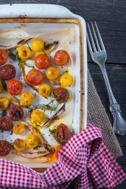 Yukarıdan taze otlar ile kavrulmuş bebek domates
