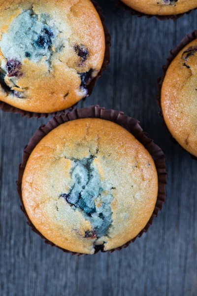 Muffins aux myrtilles sur table en bois d'en haut — Photo