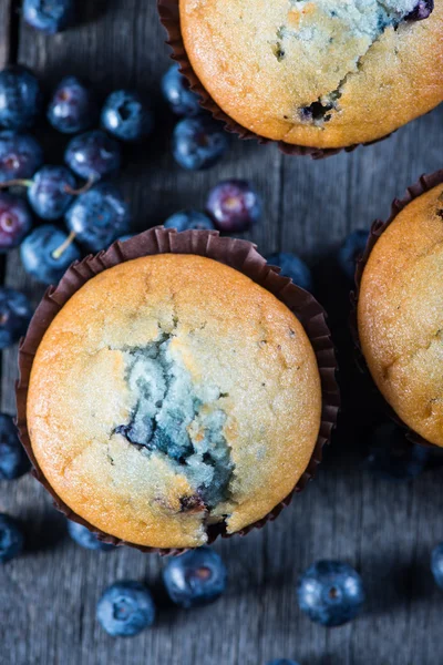 Muffins aux myrtilles sur table en bois d'en haut — Photo