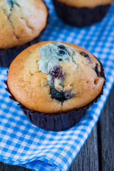 Muffins de mirtilo na mesa de madeira — Fotografia de Stock