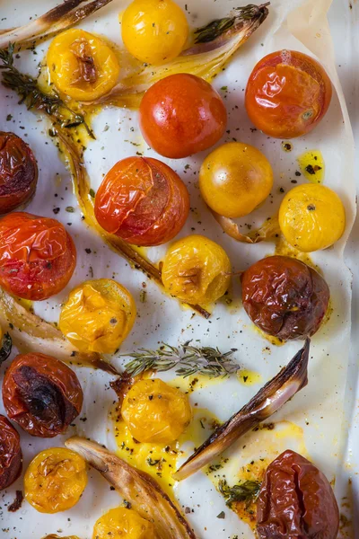 上から新鮮な香草ロースト プチトマト — ストック写真