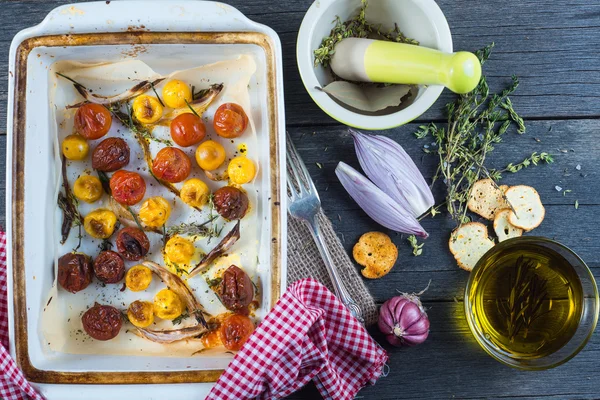 Kavrulmuş bebek domates ve otlar ile Helthy Öğle Yemeği — Stok fotoğraf