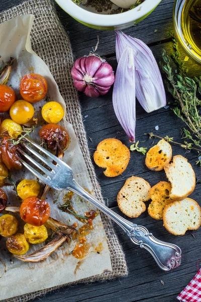 Helthy temiz yemek, yukarıdan otlar ile kavrulmuş domates — Stok fotoğraf