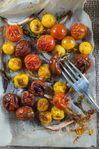 Helthy clean eating, roasted tomato with herbs from above — стоковое фото
