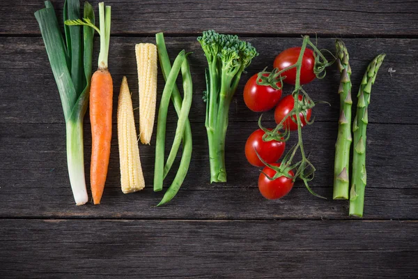 Gemüsehintergrund, von oben auf Holztisch — Stockfoto