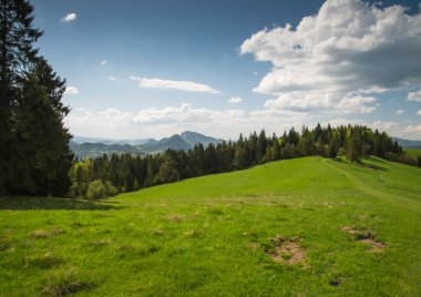 Doğal manzara tepeler ve dağlar ve mavi bulutlu gökyüzü