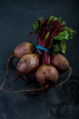 Bütün beetroots tazecik demet