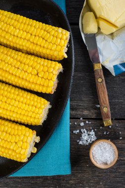 Tereyağı ve tuz ile ev yapımı altın mısır mısır koçanı