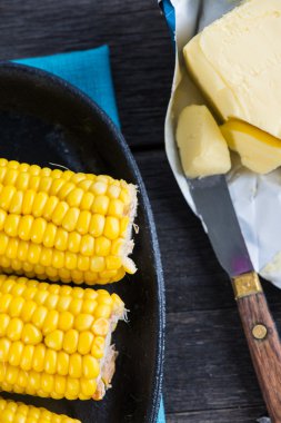 Tereyağı ve tuz ile ev yapımı altın mısır mısır koçanı