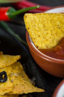 Meksika sıcak sokak gıda Nacho salsa sos ile