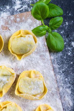 Ana yemek, taze yapılmış mantı makarna çeşitleri