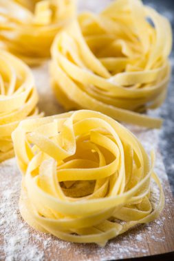 İtalyan tagliatelle makarna yukarıdan hazırlanması