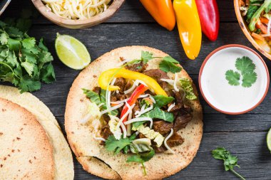 sığır eti ve sebze otantik Meksika Caddesi taco üzerinde havai görünümü