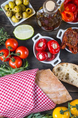 Yukarıdan ahşap rustik masa üzerinde İspanyolca tapas