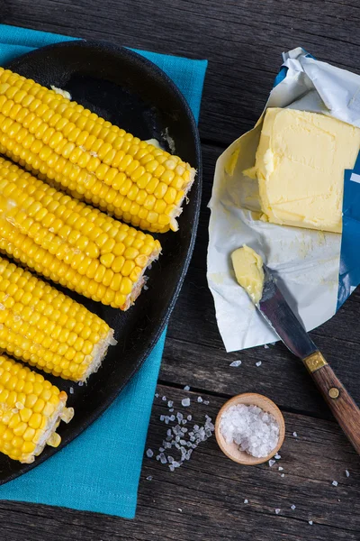 Kaczan gorący złoty kukurydzy z masłem i solą — Zdjęcie stockowe