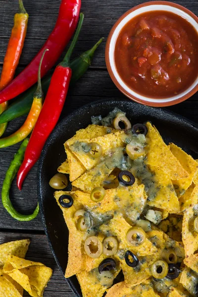 Nachos mexicanos de comida callejera caliente con salsa — Foto de Stock