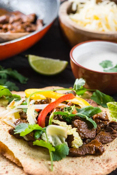 Κλείσετε προβολή στα mexina tacos με μοσχάρι & λαχανικά — Φωτογραφία Αρχείου