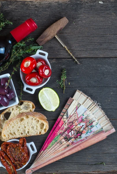 Buffet de tapas tradicionais na mesa de madeira de cima — Fotografia de Stock