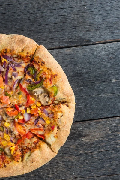 Homemade vegeterian pizza from above on wooden table — Stock Photo, Image