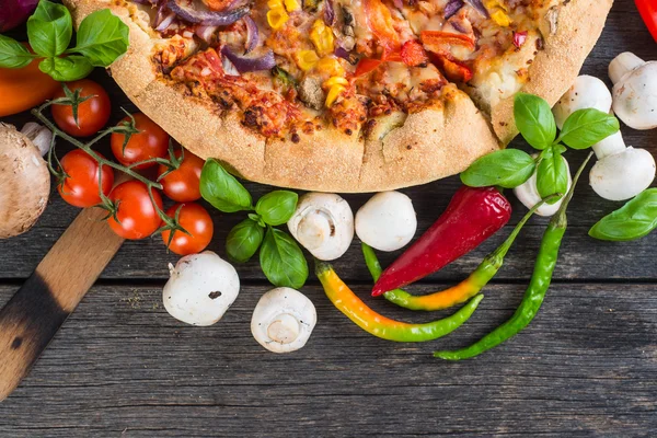 Pizza vegetariana casera desde arriba en mesa de madera — Foto de Stock