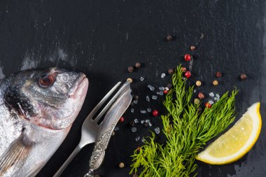 Aromatik otlar, kavram pişirme ile taze deniz balık