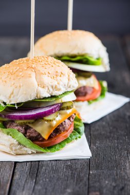 ahşap masa portre pub tarzı burger