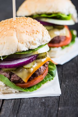 ahşap masa portre pub tarzı burger