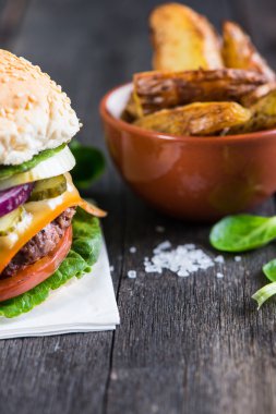 Garson ev yapımı hamburger patates wegdes ahşap tablo ile