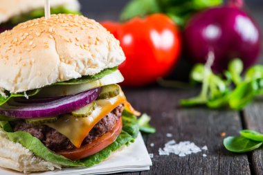 Ahşap masa üzerinde sebze ile ev yapımı hamburger