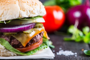 geleneksel pub tarzı burger ahşap tablo