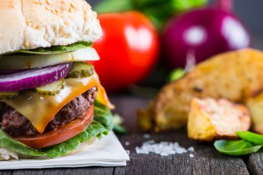 Garson ev yapımı hamburger patates wegdes ahşap tablo ile