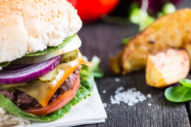 ahşap masa portre pub tarzı burger