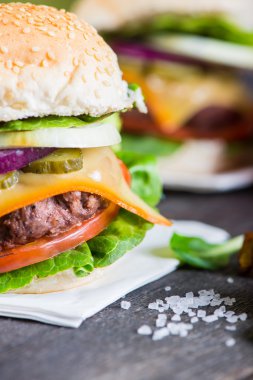 ahşap masa portre pub tarzı burger