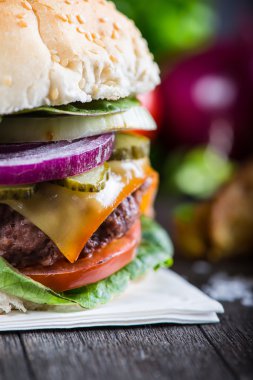 ahşap masa portre pub tarzı burger
