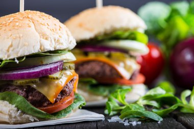 Ahşap masa üzerinde sebze ile ev yapımı hamburger