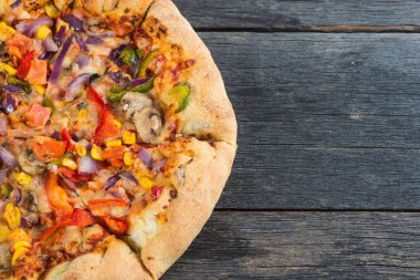 Yukarıdan ev yapımı vejeteryan pizzaya ahşap masa
