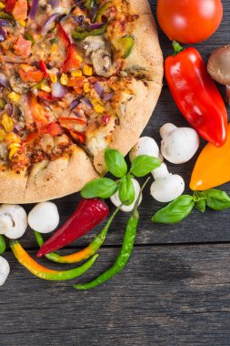 Yukarıdan ev yapımı vejeteryan pizzaya ahşap masa