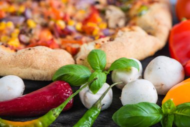 Taze ev yapımı vejeteryan pizza malzemeleri, ek yükü ile