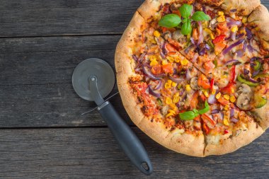 Ev yapımı İtalyan vejetaryen pizza