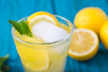 Ev yapımı limon limonata taze nane ile