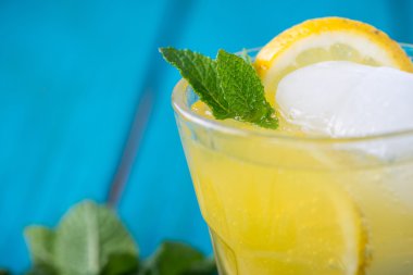 Ev yapımı limon limonata taze nane ile