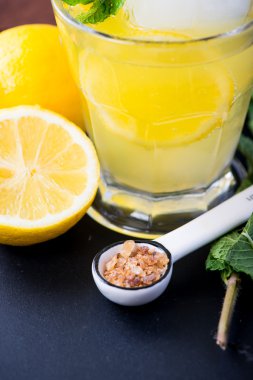 Limonata taze limon, nane ve buz cam canlandırıcı