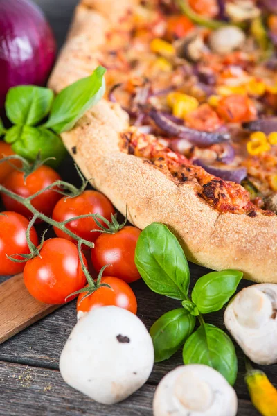 Fresh homemade vegeterian pizza with ingredients, overhead — Stock Photo, Image