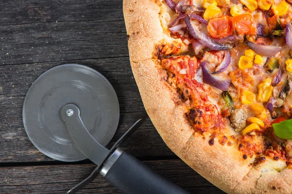 Hemlagad italiensk vegetarisk pizza — Stockfoto