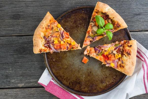 Resterna av hemlagad vegetarisk pizza från ovan — Stockfoto