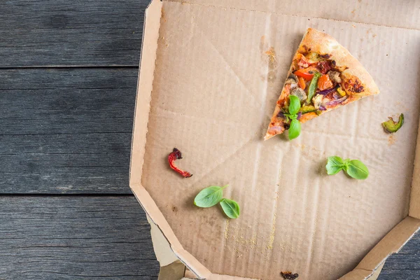 Reste von hausgemachter vegetarischer Pizza in Schachtel — Stockfoto